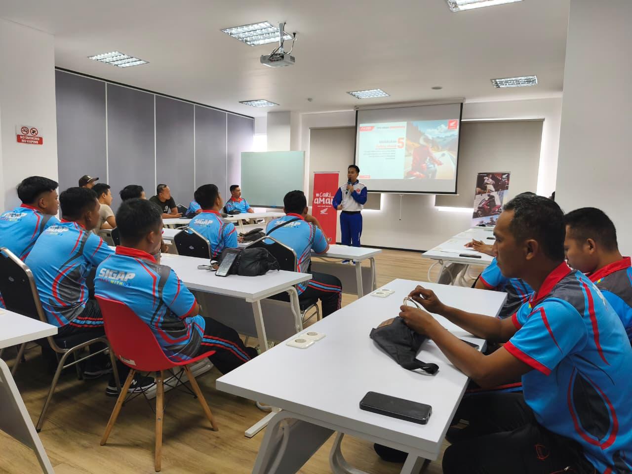 Astra Motor Kalimantan Barat menggelar Seminar Safety Riding #Cari_aman bagi penjaga keamanan dari Vendor SIGAP pada 14 Desember 2025.