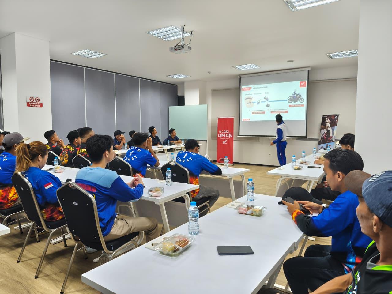 Astra Motor Kalimantan Barat menggelar Seminar Safety Riding #Cari_aman bagi Damkar Swasta Pontianak.