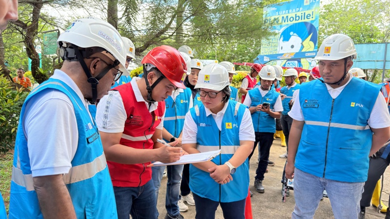 Apel Kesiapan Siaga Kelistrikan serta Gelar Pasukan dan Peralatan yang digelar di halaman PLN UP3 Pontianak, Kamis (18/12).