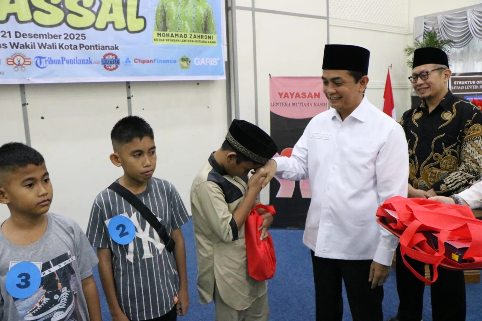 Wakil Wali Kota Pontianak Bahasan memberikan bingkisan kepada anak-anak peserta khitanan massal gratis yang digelar Yayasan Lentera Mutiara Kasih.