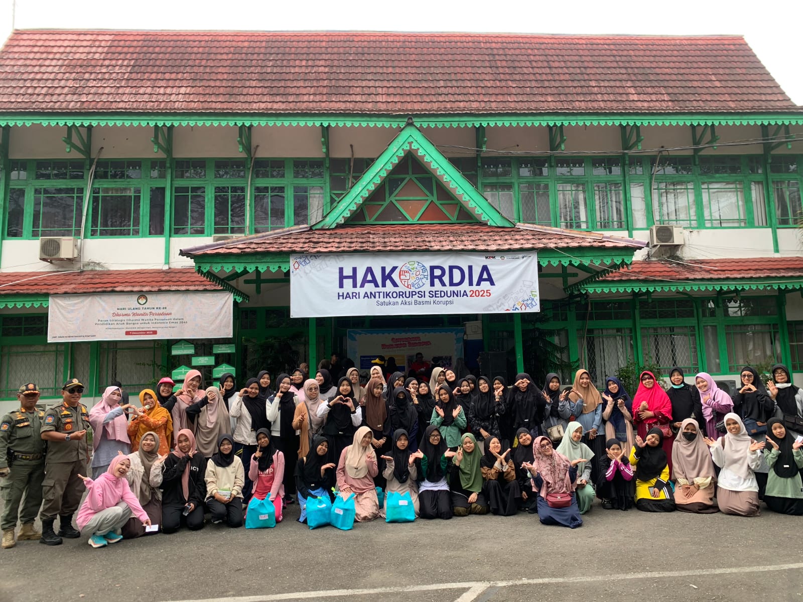 Foto bersama peserta Gathering Muslimah Berdaya SEHATI yang digelar di Pontianak, Minggu (21/12/2025), dalam rangka peringatan Hari Ibu sekaligus HUT ke-4 SEHATI.