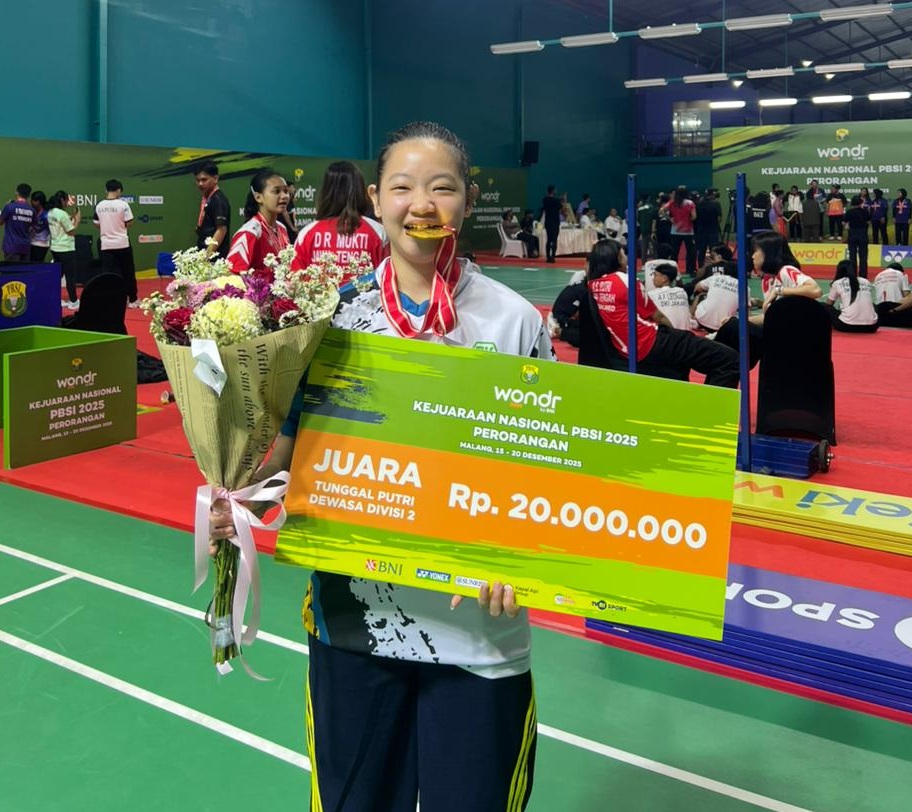 Kebanggan Kalbar, Steviolin Marcella menunjukkan medali emas usai menjuarai nomor Tunggal Dewasa Putri Divisi II pada Kejurnas PBSI 2025 di Malang, Jawa Timur, usai laga final sengit.