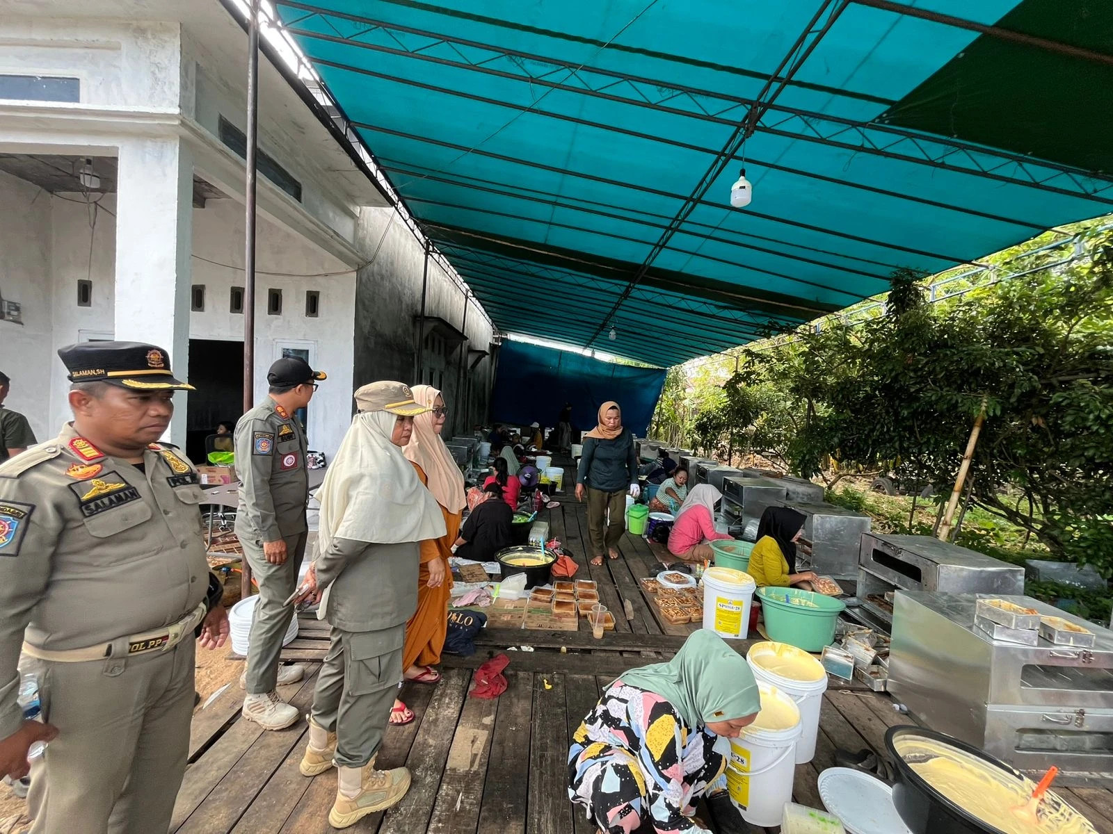 DITERTIBKAN: Satuan Polisi Pamong Praja Kota Pontianak menertibkan penggunaan gas elpiji 3 kilogram bersubsidi yang digunakan oleh pelaku usaha kue lapis di Pontianak.