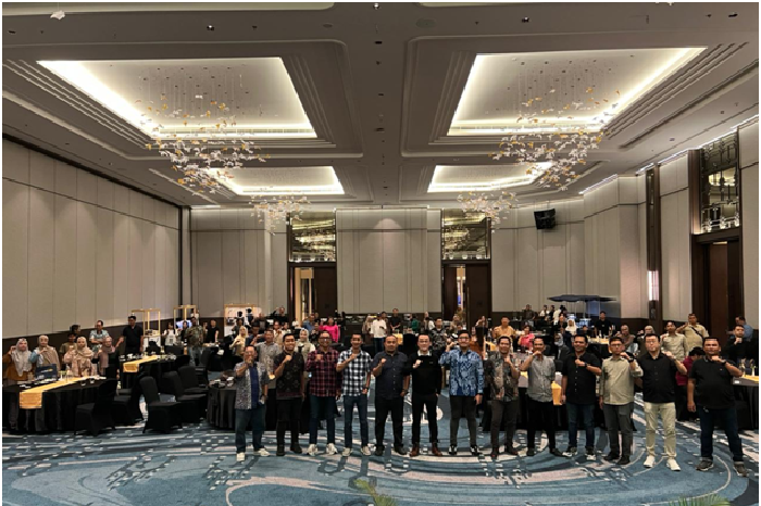 Manajemen Mitsubishi FUSO dan mitra dealer berfoto bersama dalam rangka peringatan 55 tahun perjalanan FUSO di Indonesia.