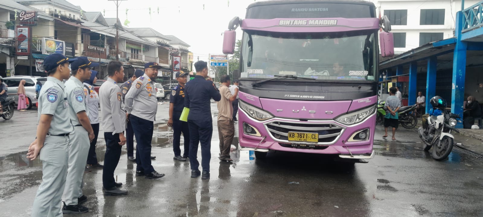 Dishub Sambas bersama instansi terkait laksanakan Ramp Check angkutan kendaraan Umum di Terminal Sambas.