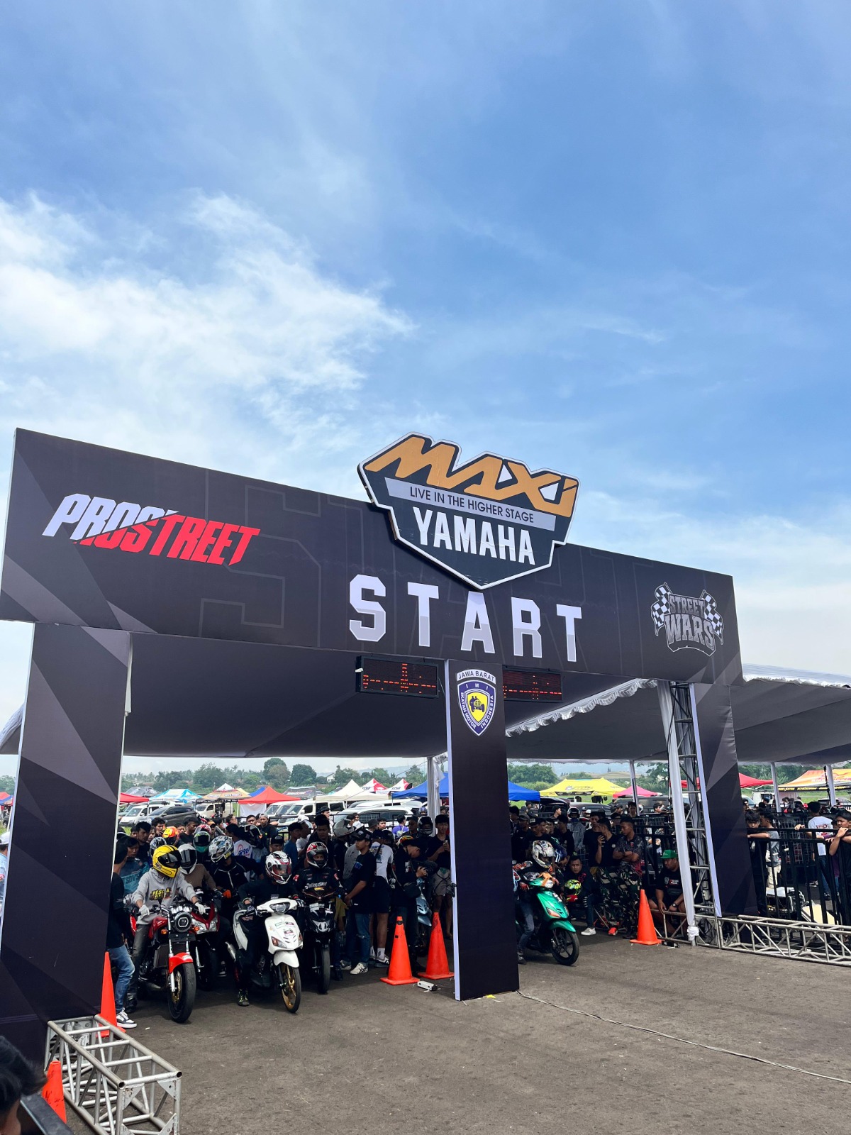Start adrenalin di MAXI Drag Combat Yamaha x Pro Street, landasan pacu jadi arena adu kecepatan.