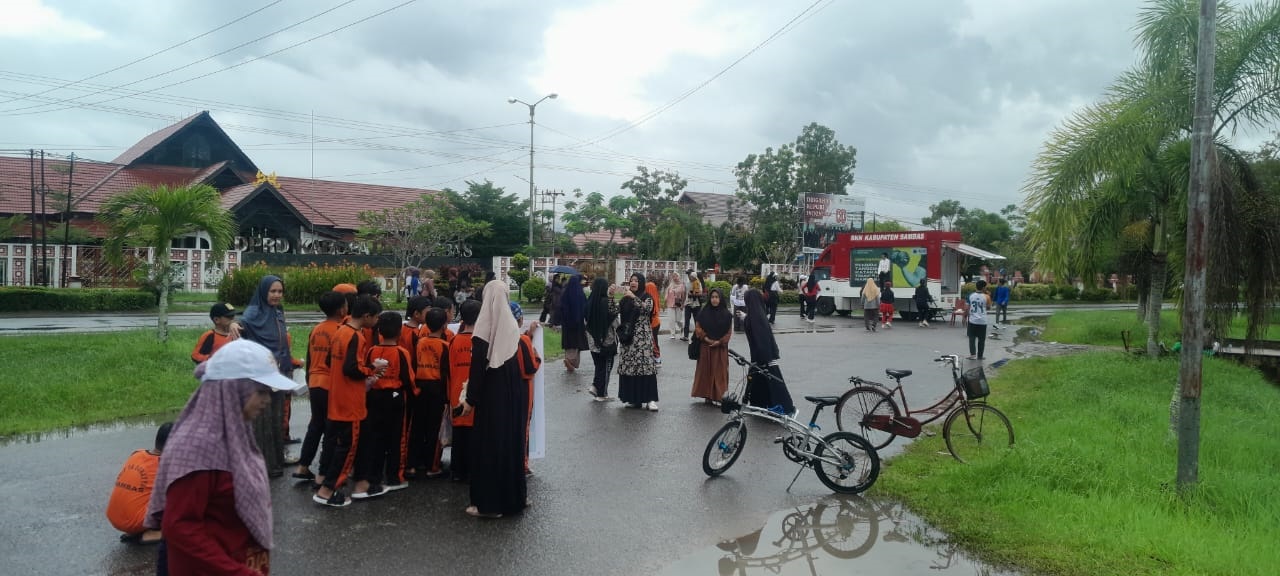 RAMAI: Suasana Car Free Day Sambas yang ramai pengunjung membuka peluang usaha bagi pelaku UMKM.