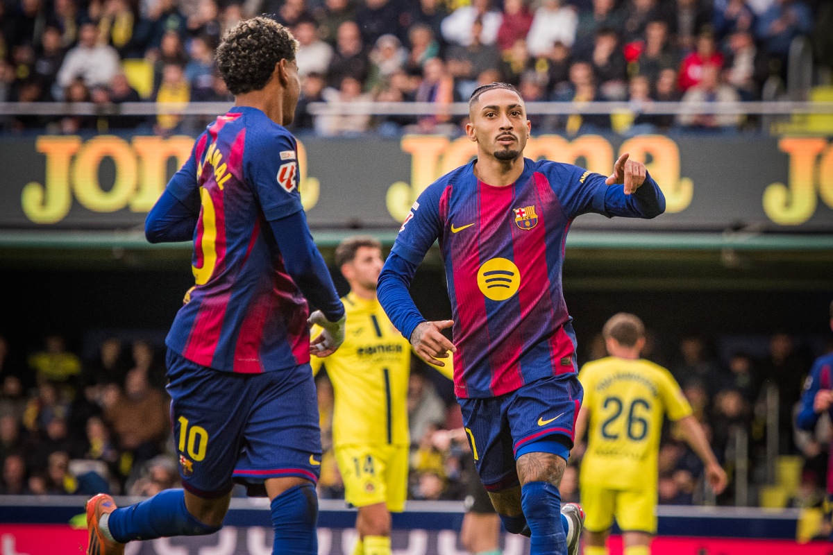 Duo penyerang sayap Barcelona, Raphinha dan Lamine Yamal merayakan gol ke gawang Villareal di di Estadio de la Ceramica, Minggu.