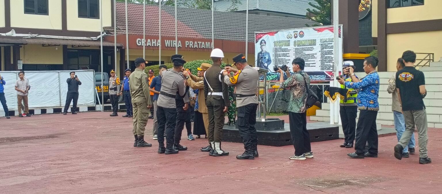 SIAP AMANKAN NATARU: Apel Pasukan Operasi Lilin 2025 di halaman Mapolres Sanggau sebagai kesiapan pengamanan Natal 2025 dan Tahun Baru 2026.