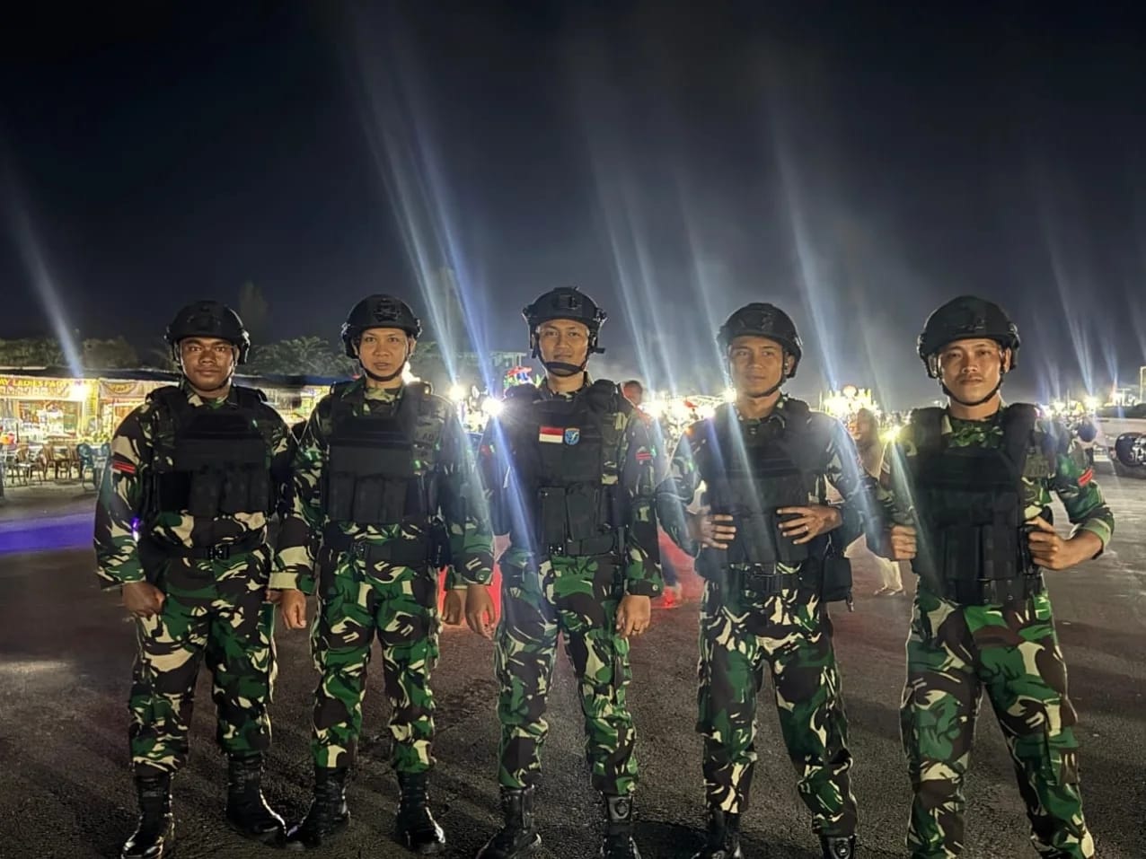 PATROLI: Personel Kodim 1205/Sintang melaksanakan patroli malam di sejumlah titik strategis untuk menjaga keamanan wilayah menjelang perayaan Natal dan Tahun Baru, Sabtu (21/12).