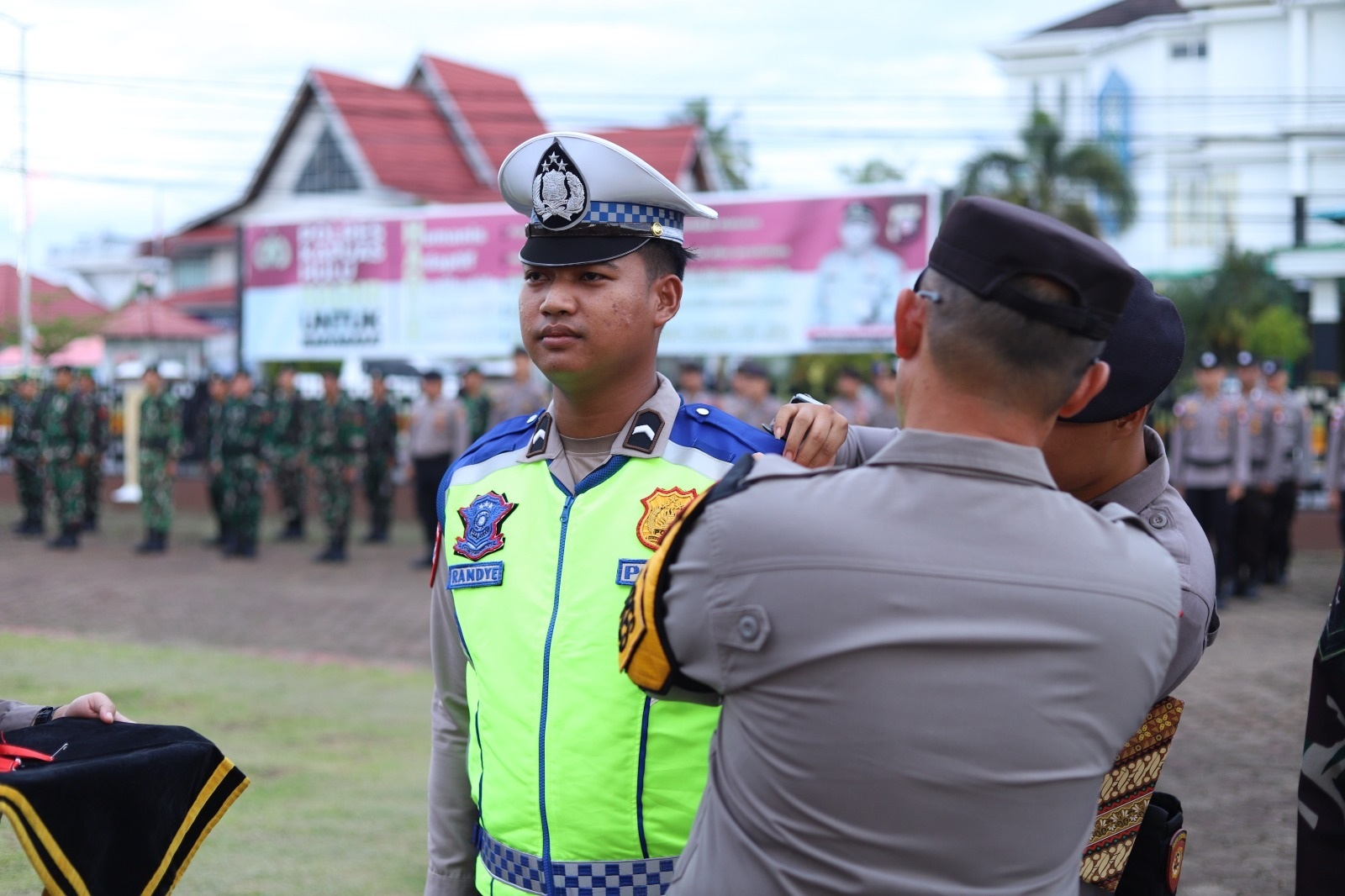SEMATKAN: Wakapolres Kapuas Hulu Kompol Muslimin menyematkan pin ke anggota saar Apel Gelar Pasukan Operasi Lilin Kapuas 2025 di Mapolres Kapuas Hulu, Jumat (19/12).