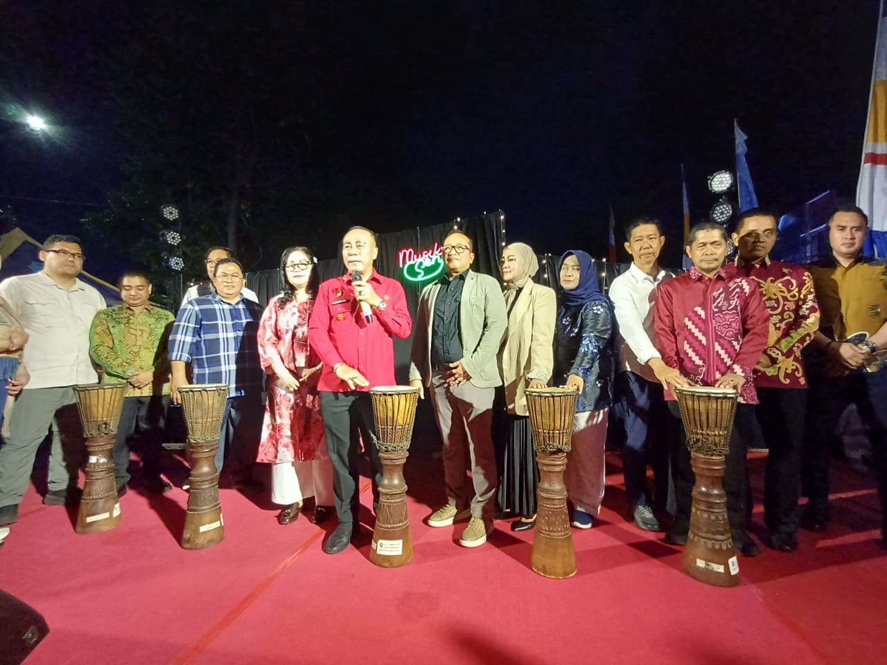 RESMIKAN: Wakil Gubernur Kalbar Krisantus Kurniawan bersama Bupati Kubu Raya Sujiwo memukul perkusi saat meresmikan kawasan Sungai Raya Dalam sebagai Pusat Kuliner Kalimantan Barat, Sabtu (20/12)
