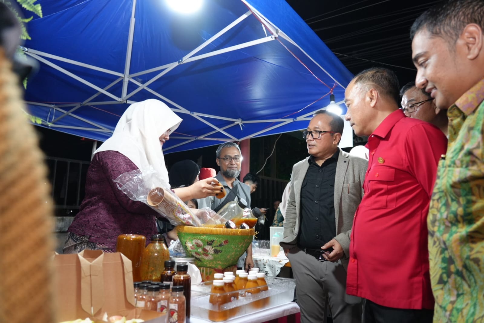 TINJAU LAPAK: Usai meresmikan Pusat Kuliner Sungai Raya Dalam, Wagub Kalbar, Krisantus menyambangi lapak pedagang makanan.