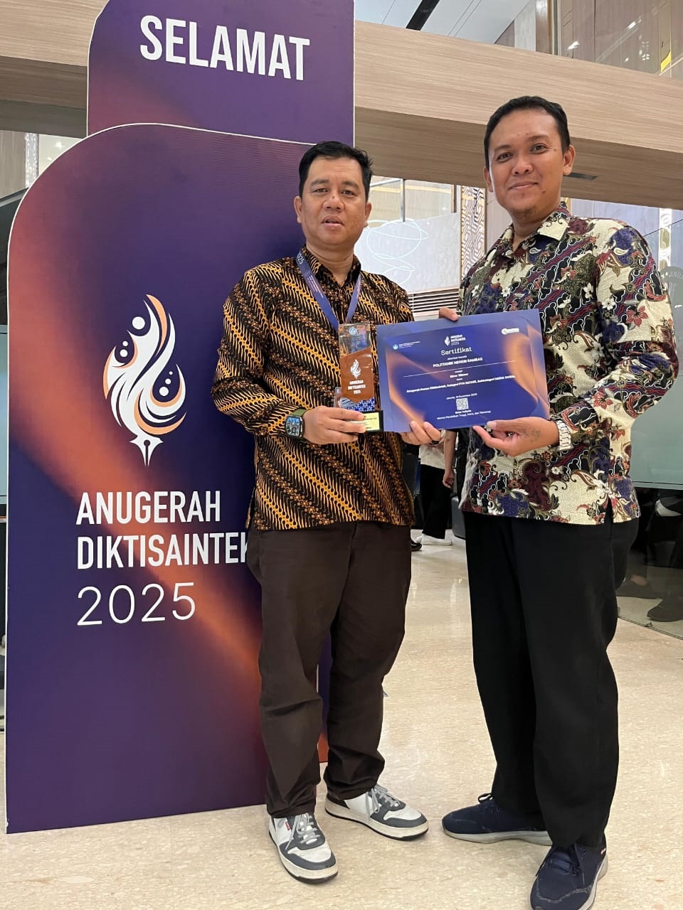 PENGHARGAAN: Direktur dan Koordinator Humas Poltesa saat menerima penghargaan Dikti Saintek 2025.