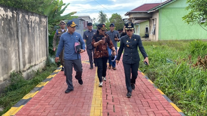 TINJAU LOKASI: Wali Kota Singkawang, Tjhai Chui Mie meninjau empat ruas jalan lingkungan di sekitar Jalan Pramuka, Kecamatan Singkawang Tengah.