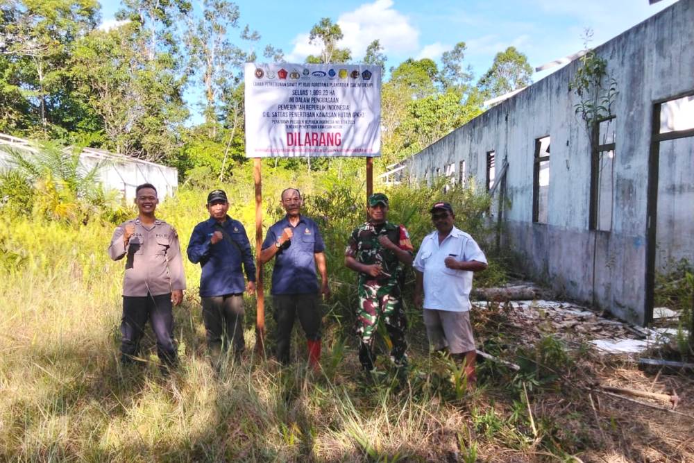 Lahan kebun sawit di Desa Nanga Nuar yang dipasang plang oleh Satgas PKH ini akhirnya dicabut masyarakat.