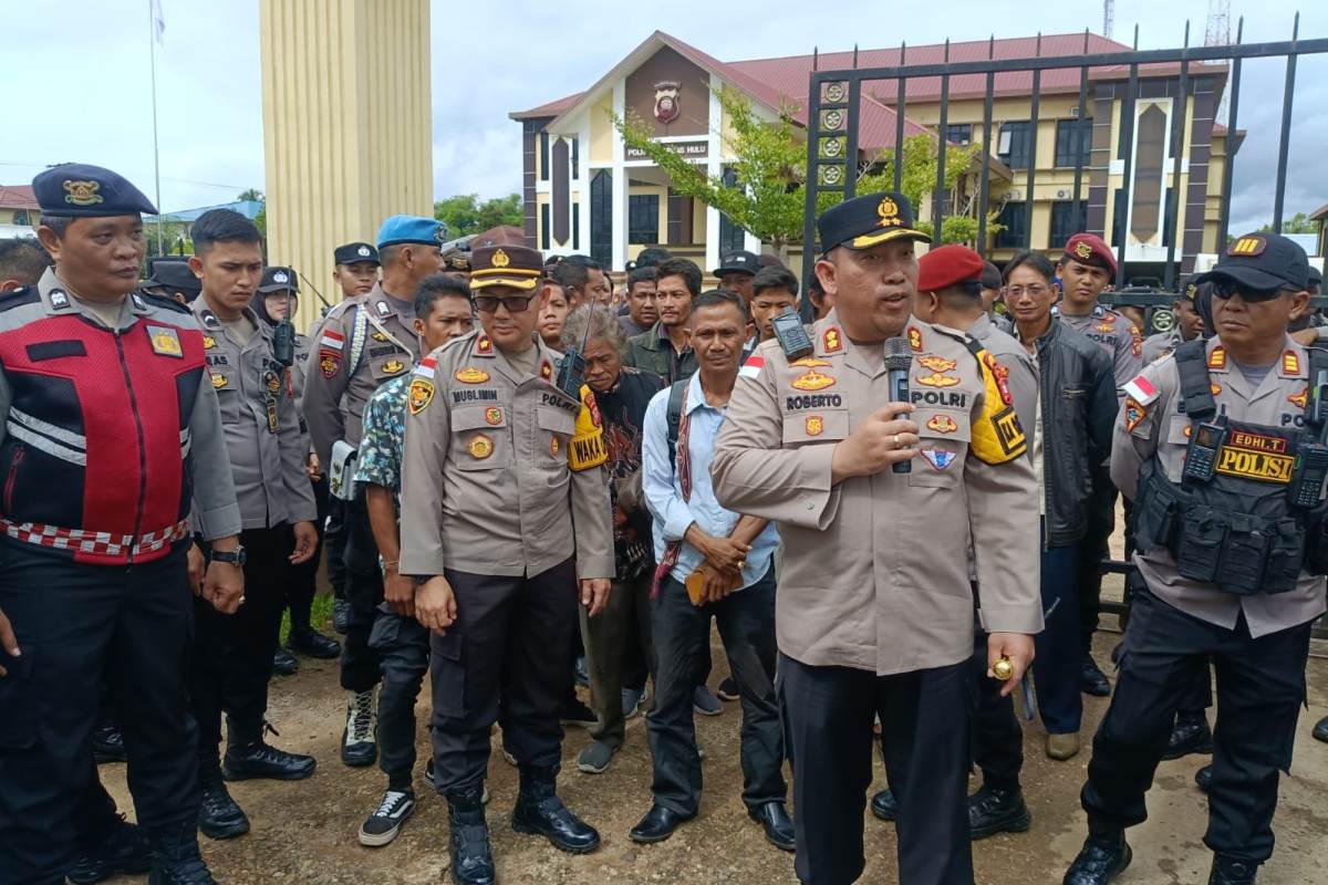 Kapolres Kapuas Hulu AKBP Aprianto Uda saat menyambut kedatangan masyarakat Desa Bika.