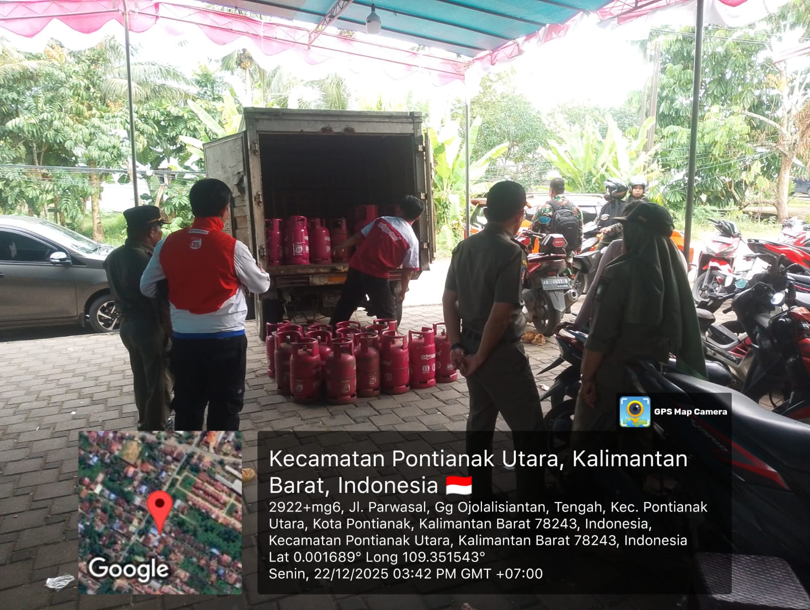 Pertamina Patra Niaga melayani penukaran tabung LPG 3Kg ke Bright Gas 5,5Kg di tempat usaha kue lapis Eka Donat.