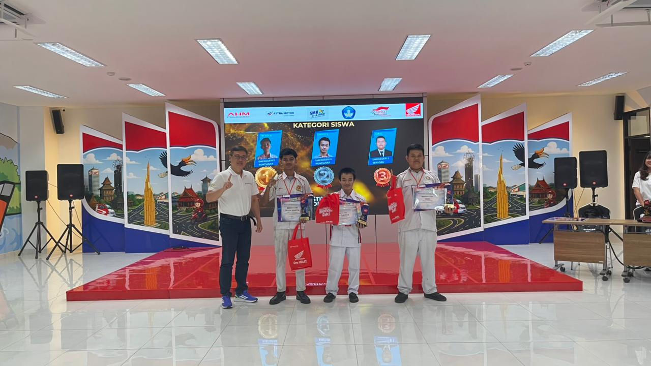 Juara Kategory Siswa Tri Adi A, Daniel C dan Iqbal.