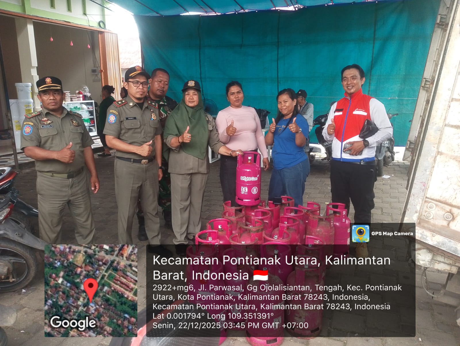 Satpol PP Kota Pontianak dan Pertamina Patra Niaga saat melayani penukaran tabung Bright Gas di Kue Lapis Pontianak Eka Donat, Senin (22/12).