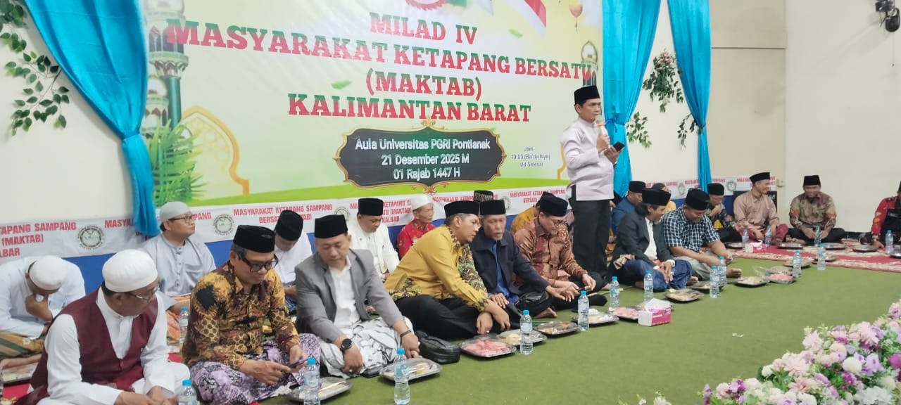 Wakil Walikota Pontianak Bahasan memberikan sambutan dalam kegiatan Milad Ke-4 Masyarakat Ketapang Sampang Bersatu (MAKTAB) di Aula Universitas PGRI Pontianak.