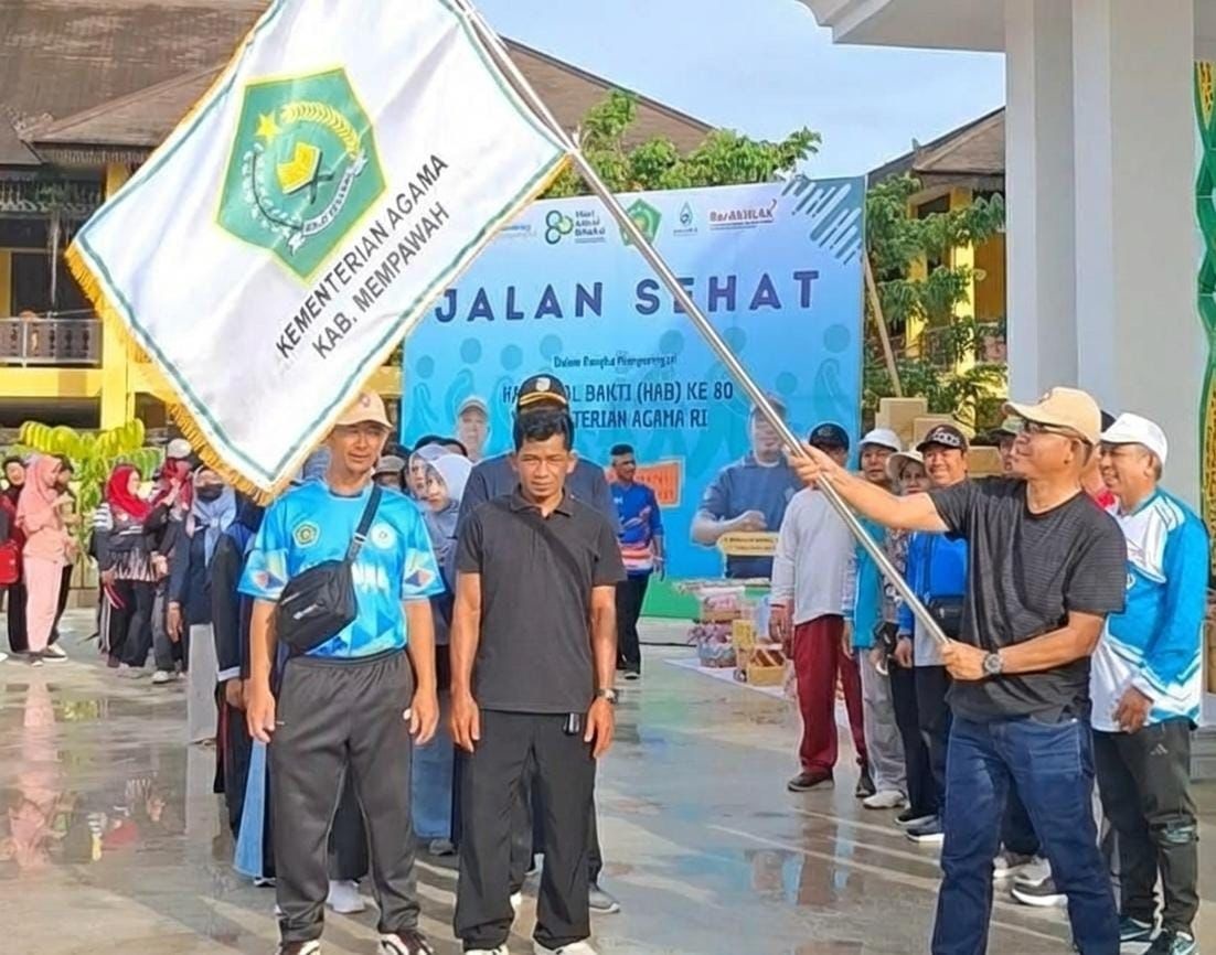 JALAN SEHAT: Kakan Kemenag Ikhwan Pohan saat melepas peserta jalan sehat.