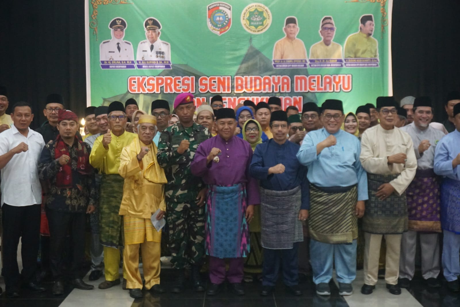 FOTO BERSAMA: Wabup, Sekda, dan seluruh tamu undangan berfoto bersama pengurus MABM Mempawah yang baru dilantik.