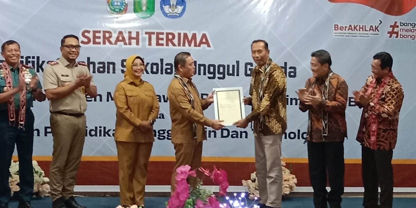 SERTIFIKAT: Gubernur Kalbar meneyerahkan sertifikat lahan kepada Wamen Diktisaintek.