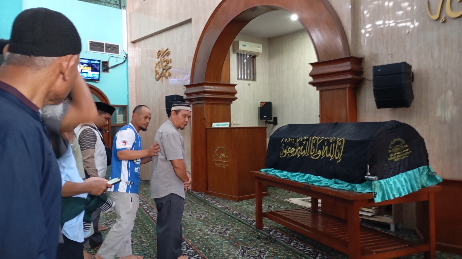 SOSOK VISONER: Jenazah Ustad Muhammad Jazir disemayamkan di Masjid Jogokariyan, Kota Jogja, kemarin (22/12). Foto kanan, Ustad Muhammad Jazir.