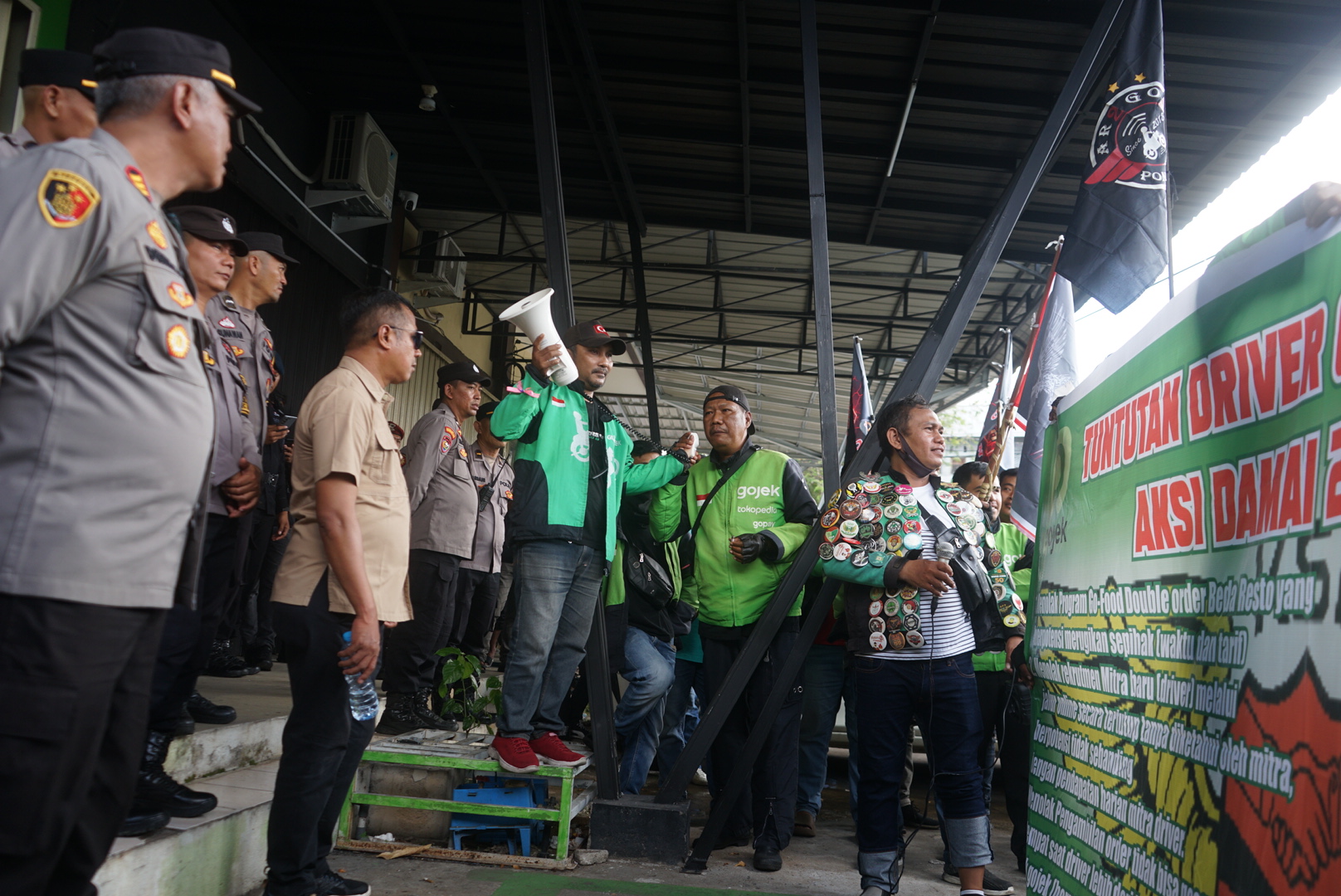 AKSI DAMAI: Sejumlah Driver ojek online menggelar aksi damai di Kantor Gojek Pontianak di Jalan Prof dr. Hamka.