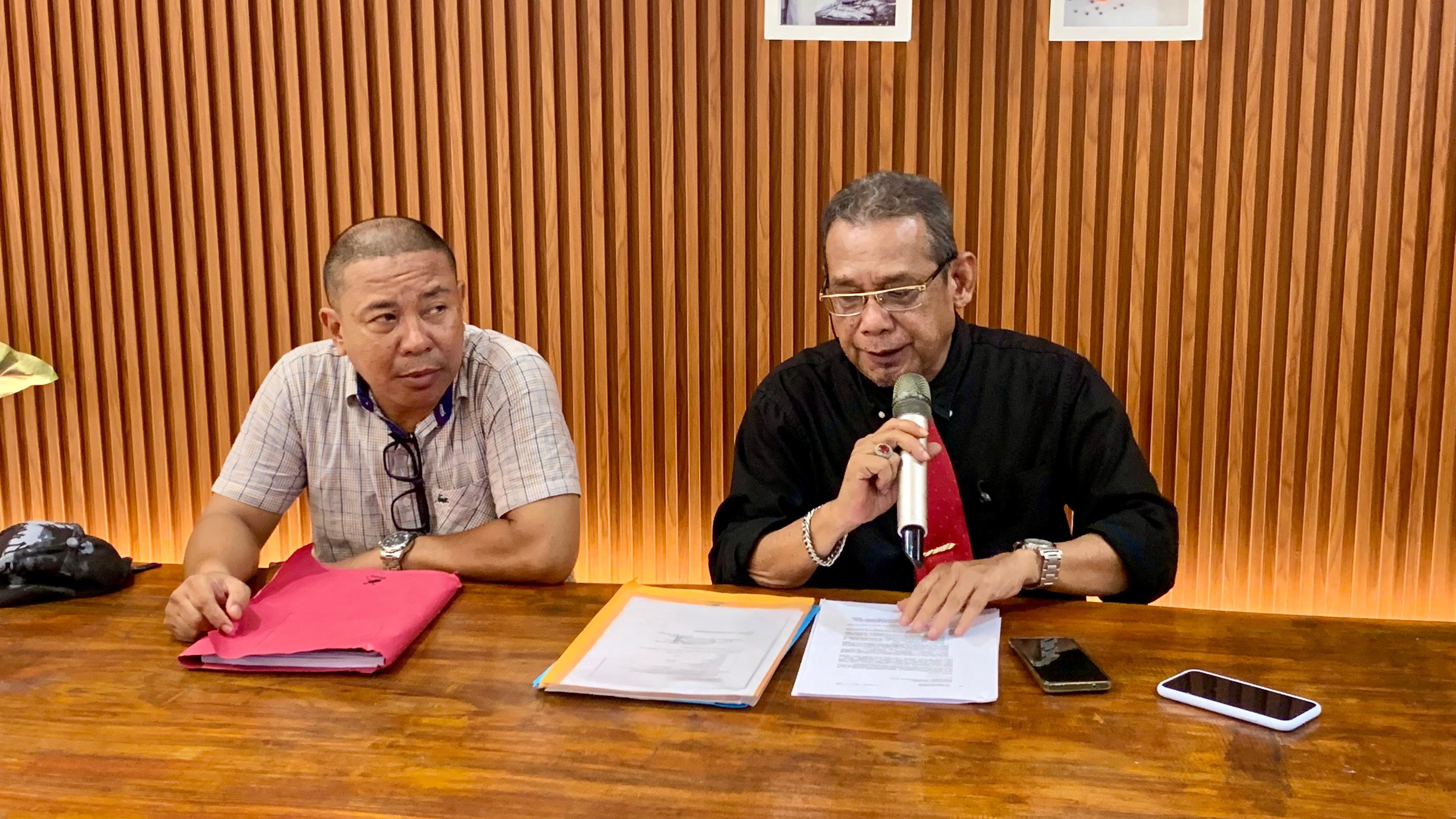 KETERANGAN : Kuasa hukum Iwan Darmawan, Uspalino, didampingi kliennya Iwan Darmawan, menyampaikan keterangan kepada awak media terkait laporan dugaan pemalsuan surat kuasa di Polda Kalbar, Senin(22/12