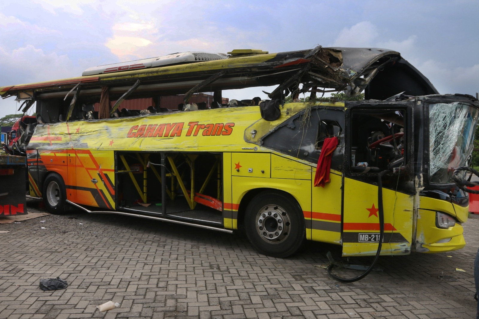 KECELAKAAN MAUT: Kondisi Bus Cahaya Trans yang mengalami kecelakaan di Exit Til Krapyak, Semarang. Kecelakaan ini menyebabkan 16 korban tewas dan 18 lainnya luka-luka.