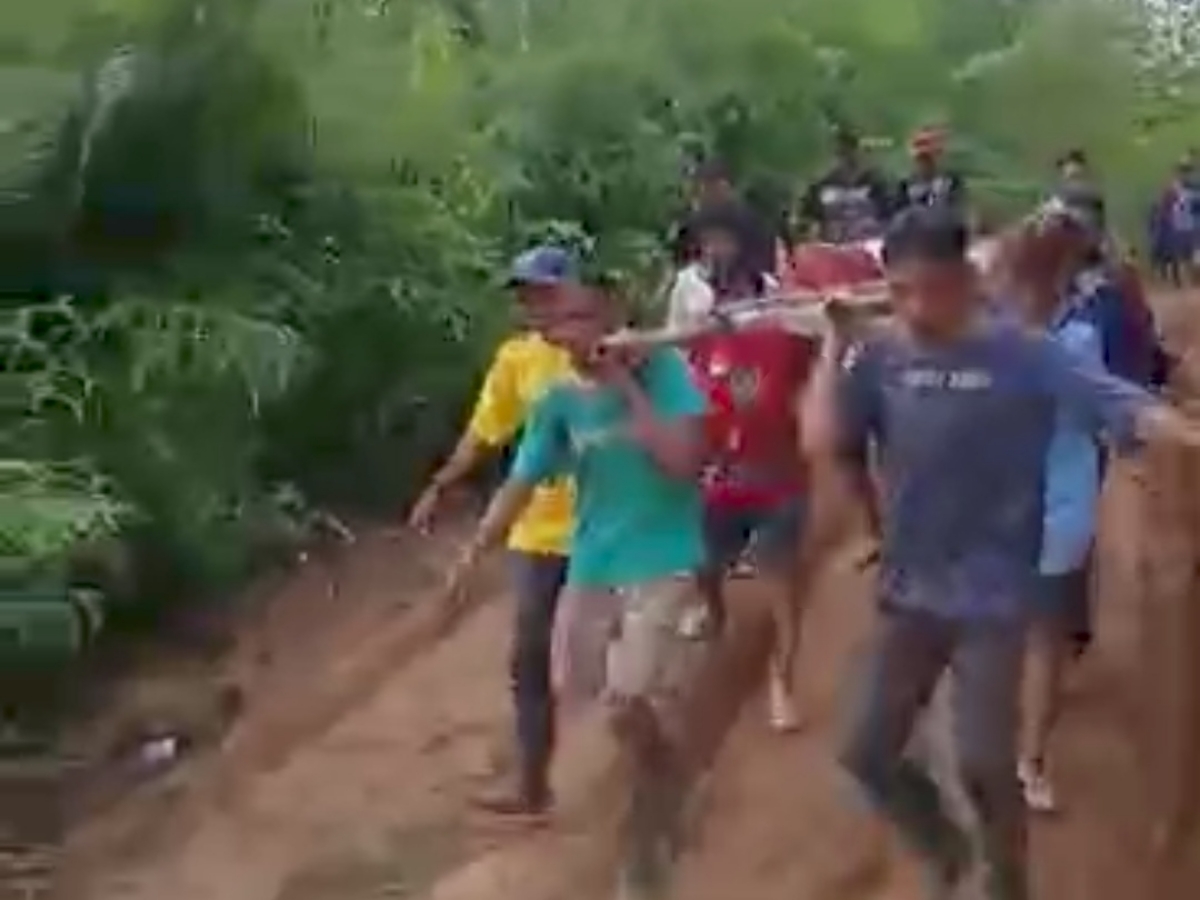 Cuplikan warga menggotong ramai-ramai  orang sakit di wilayah Sungkung, Kecamatan Siding, Kabupaten Bengkayang karena jalannya tak bisa dilalui kendaraan roda empat.