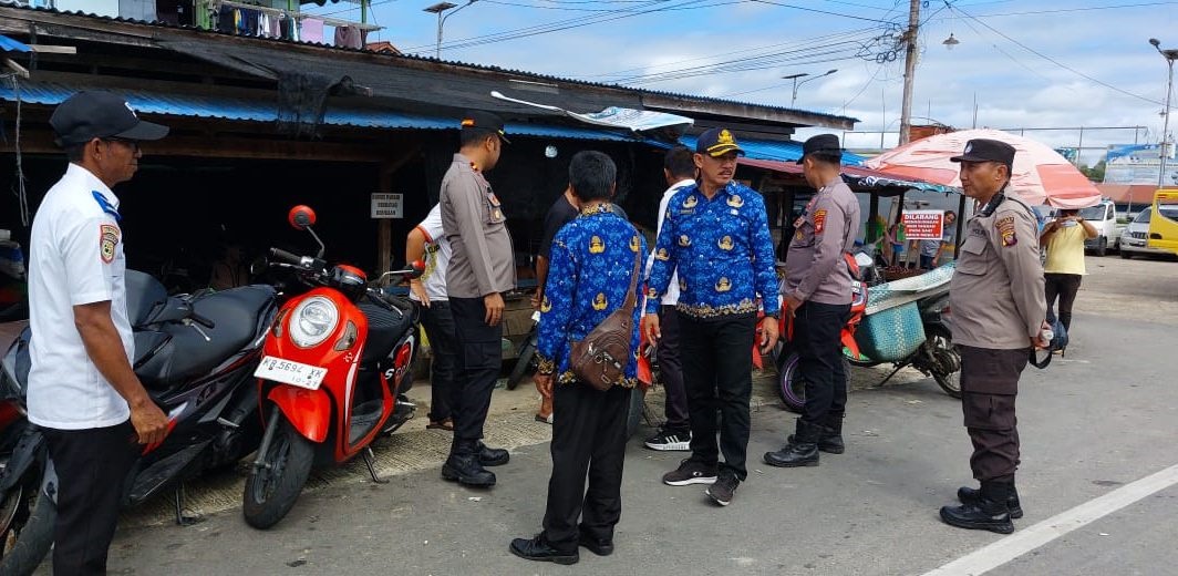 PARKIR : Penertiban parkir di Dermaga Jongkong oleh Dishub Kapuas Hulu.