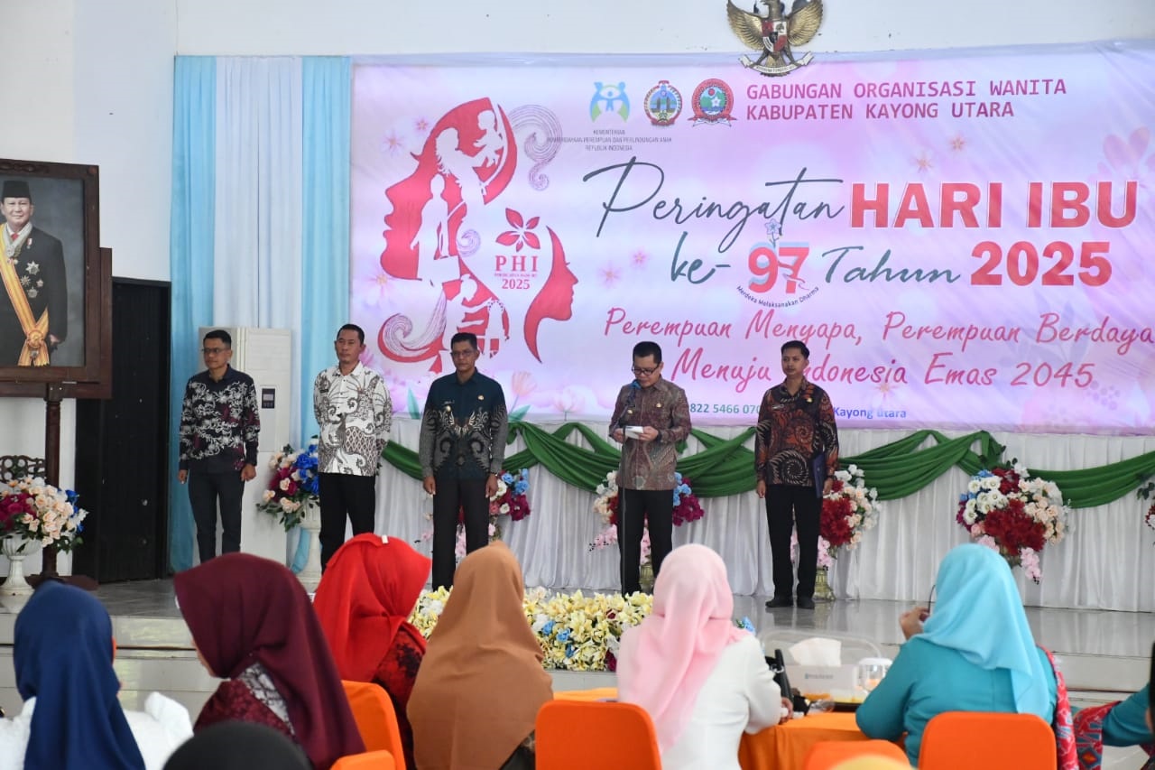 HARI IBU : Upacara Peringatan Hari Ibu ke-97 Tahun 2025 di Pondopo Bupati Kayong Utara, Sukadana, Senin (22/12).