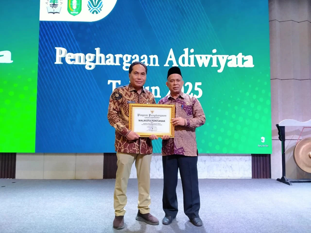 Ismail saat mewakili Wali Kota Pontianak pada acara penyerahan penghargaan Adiwiyata Kalbar Tahun 2025.