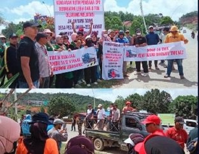 TUNTUT : Ratusan warga termasuk ibu-ibu rumah tangga menuntut penghentian operasi truk-truk bermuatan Crude Palm Oil (CPO) dengan tonase besar melintas di kawasan pemukiman.