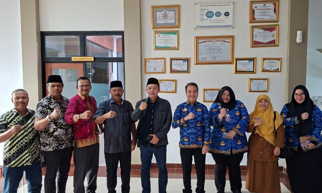 Perkuat Sinergi Legislasi Daerah, Kanwil Kemenkum Kalbar Terima Konsultasi Pimpinan DPRD Sambas pada Senin (22/12)/.