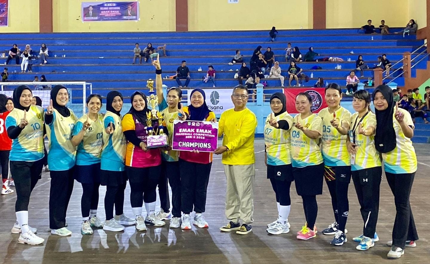 OLAHRAGA: Kejuaraan Emak-Emak Handball Competition Seri II Tahun 2025 digelar di GOR Apang Semangai Sintang.