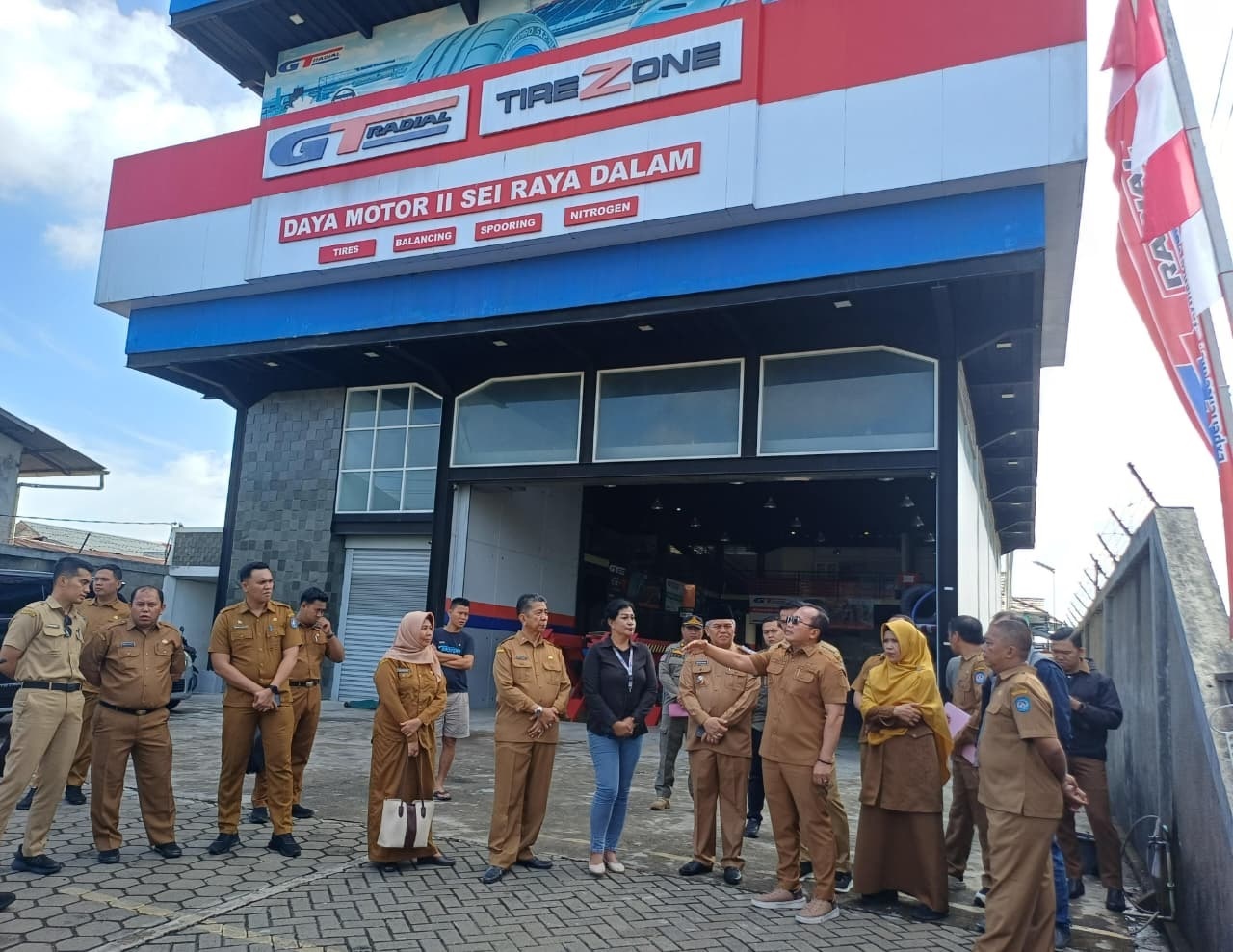 TEGAS: Bupati Kubu Raya Sujiwo meninjau GT Radial Daya Motor II, Jalan Sungai Raya Dalam, Senin (22/12), sekaligus memerintahkan penerbitan Surat Peringatan (SP) 1 atas penolakan pelaku UMKM berjualan