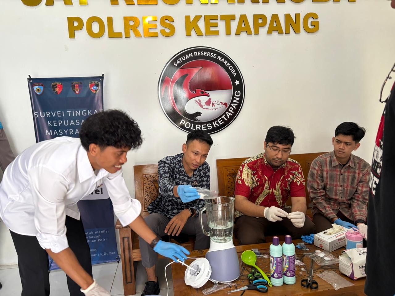 MUSNAHKAN : Pemusnahan barang bukti Narkoba jenis sabu di Polres Ketapang.