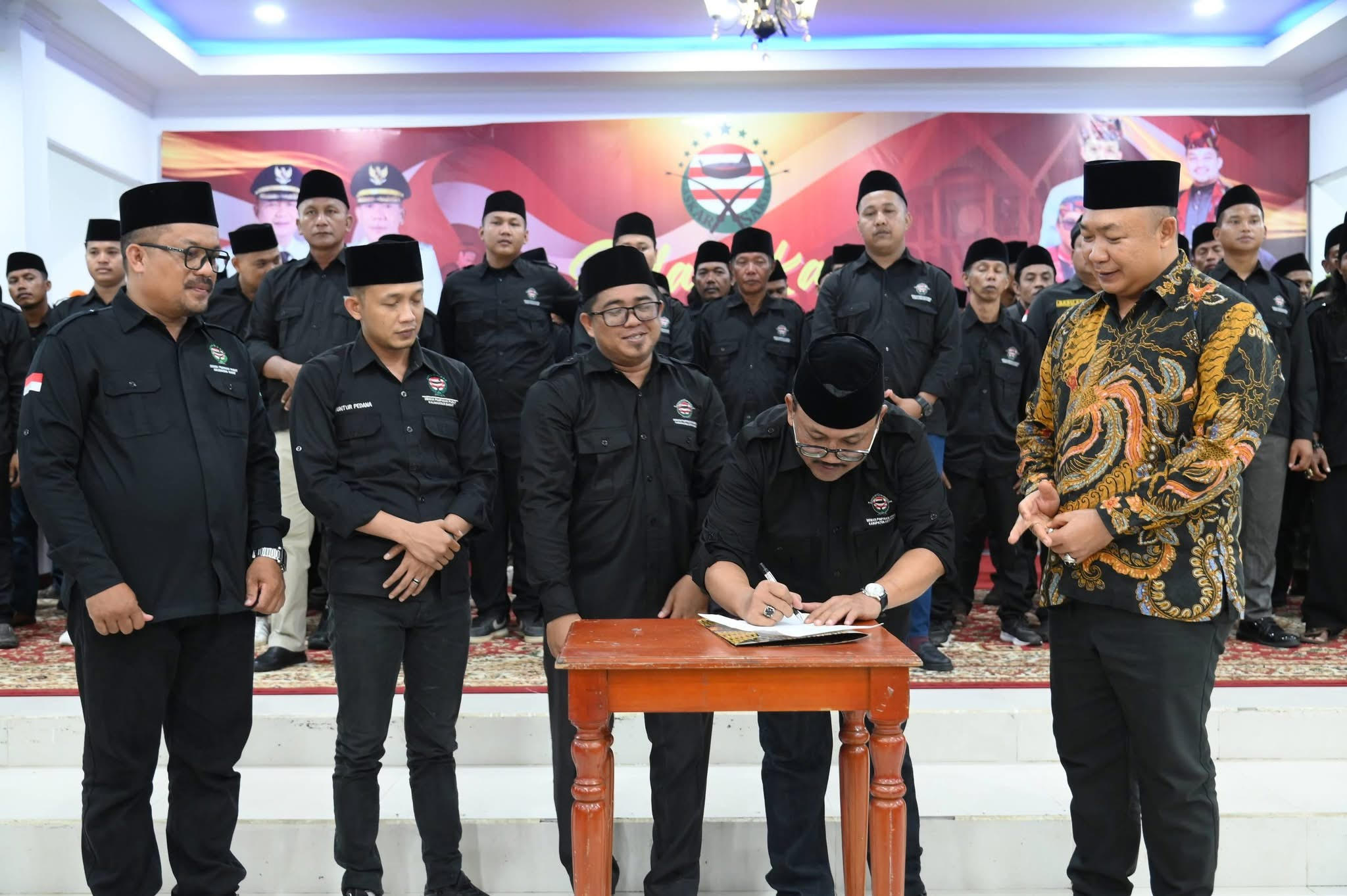 LANTIK : Bupati Ketapang, Alexander Wilyo, menghadiri pelantikan DPD LSKM Ketapang, di Pendopo Bupati, Sabtu (20/12) malam.