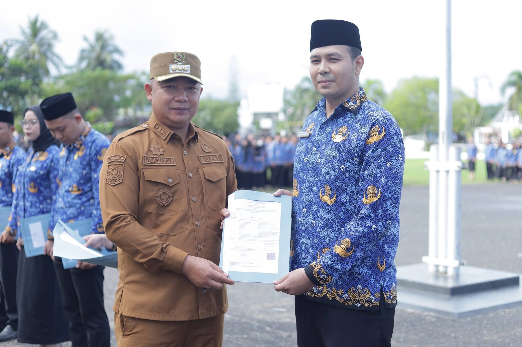 SERAHKAN SK : Bupati Ketapang, Alexander Wilyo, menyerahkan SK kepada PPPK Paruh Waktu pada apel di halaman Kantor Bupati, Senin (22/12).