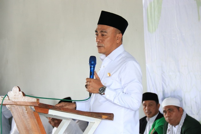 Wakil Gubernur Kalimantan Barat, Krisantus Kurniawan saat menghadiri peringatan Isra Mi&rsquo;raj Nabi Muhammad SAW di Pondok Pesantren Darul Hijrah, Desa Lingga.