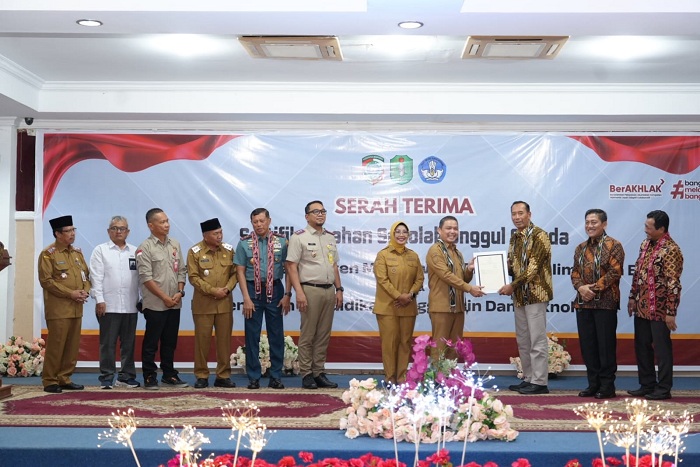LAHAN : Pemkab Mempawah secara resmi menyerahkan sertifikat lahan seluas 24 hektare kepada Kementerian Pendidikan Tinggi, Sains, dan Teknologi Republik Indonesia untuk pembangunan Sekolah Unggul Garud