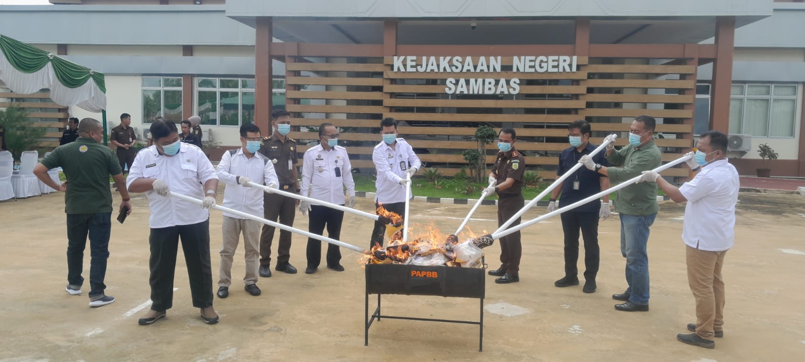 Kepala Kejari Sambas bersama Ketua DPRD serta instansi terkait saat musnahkan BB dari 137 perkara yang sudah inkrah.