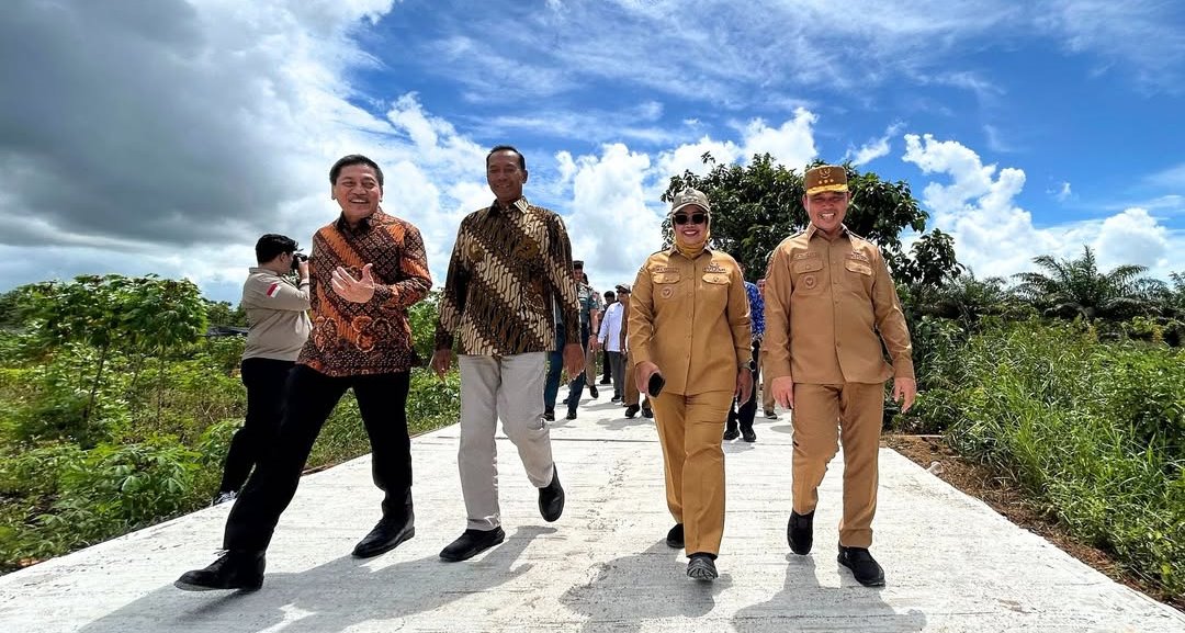 TINJAU: Bupati Erlina saat mendampingi Wamen Diktisaintek meninjau lokasi pembangunan SMA Unggulan Garuda.