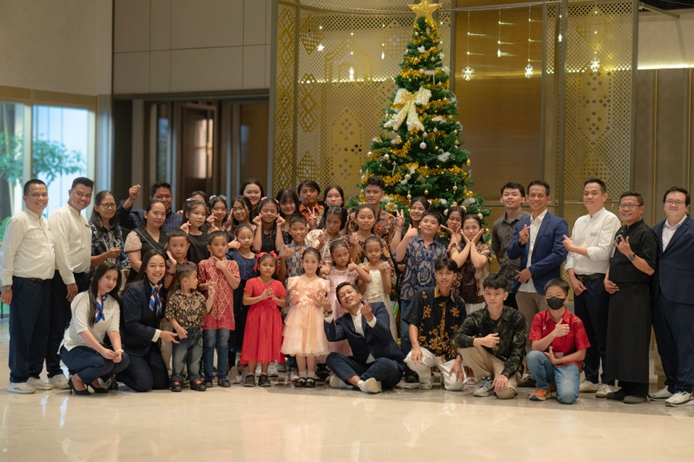 Manajemen Novotel Pontianak Convention Centre foto bersama Panti Asuhan Teressa Bakti