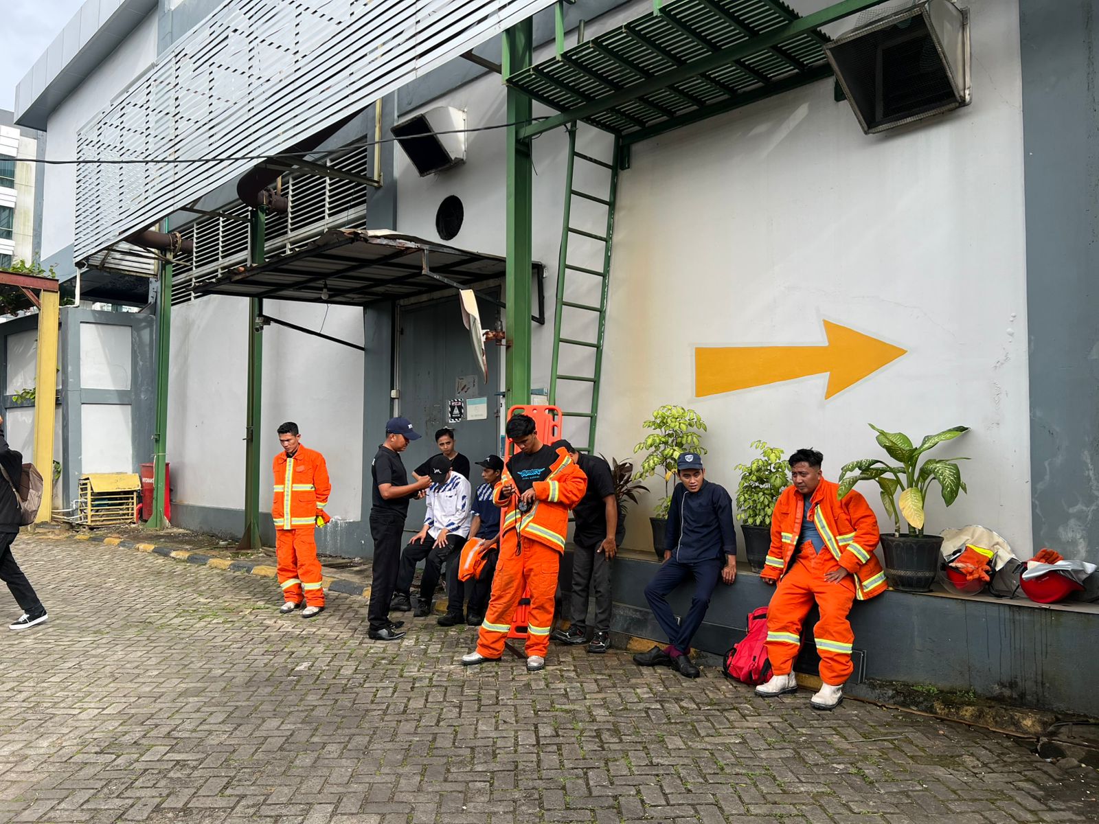 BENCANA : Simulasi kebakaran yang digelar Mercure dan Ibis Pontianak City Center bersama Damkar Kota Pontianak, 22&ndash;23 Desember 2025, sebagai upaya meningkatkan kesiapsiagaan dan keselamatan