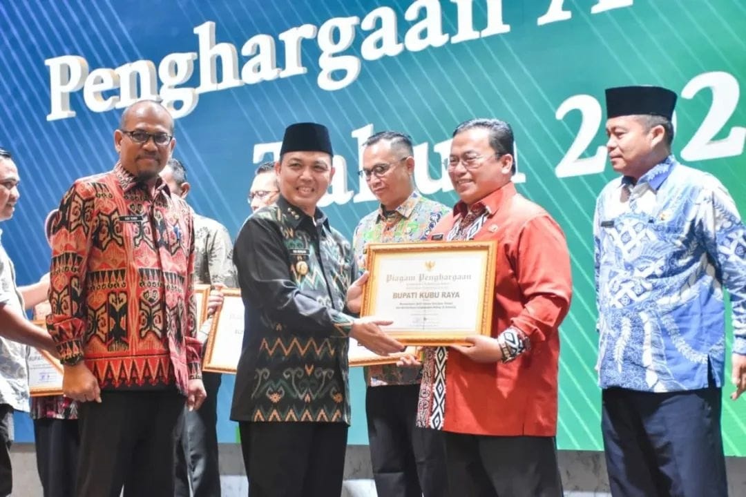 PENGHARGAAN: Wakil Bupati Kubu Raya, Sukiryanto saat menerima Piagam Penghargaan Gubernur Kalbar atas kontribusi aktif Pemkab Kubu Raya dalam Gerakan Adiwiyata Provinsi Kalbar Tahun 2025.